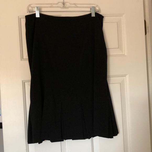 Black straight skirt with box pleats at bottom - Picture 1 of 3